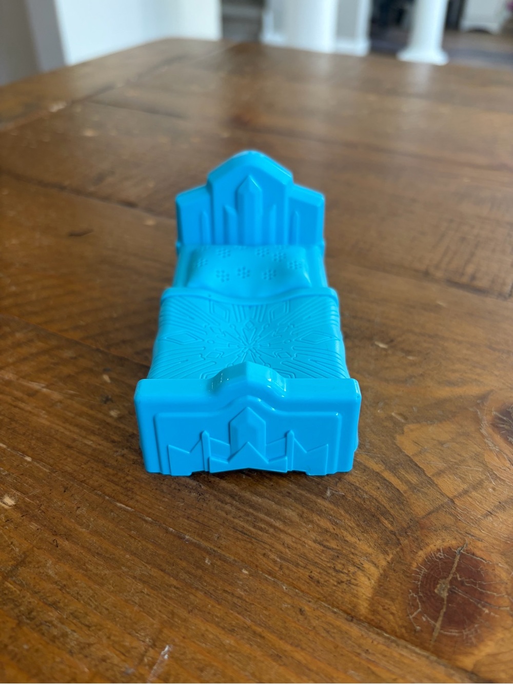 Fisher-Price Little People Disney Frozen Elsa's Ice Palace Bed as is